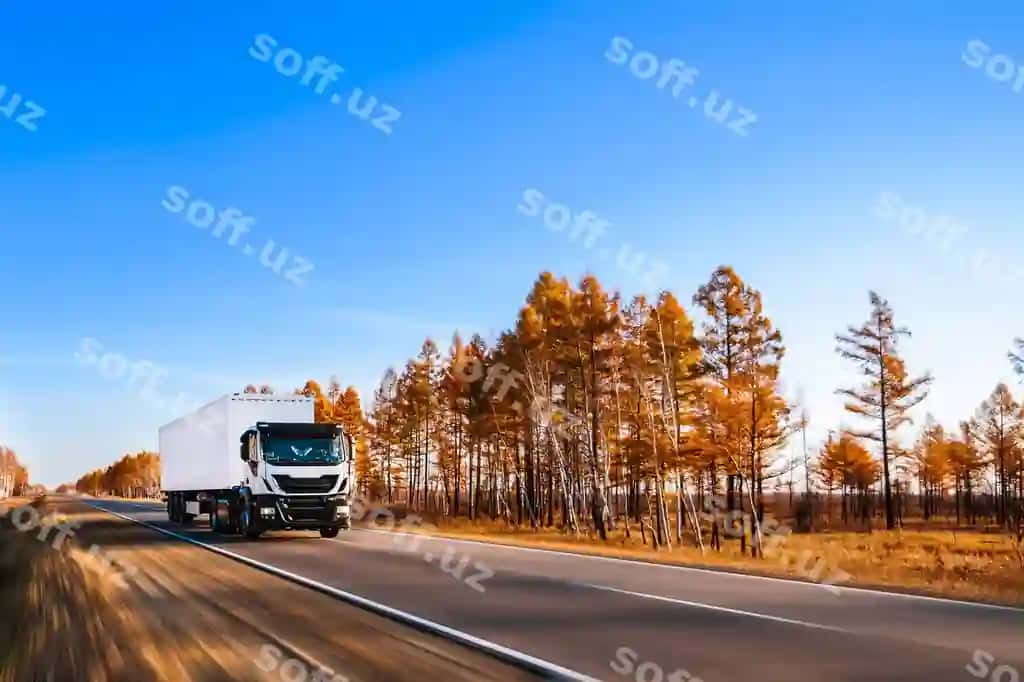 Oq yuk avtomobili konteyner bilan kuz yo'li | White semi truck with container autumn road