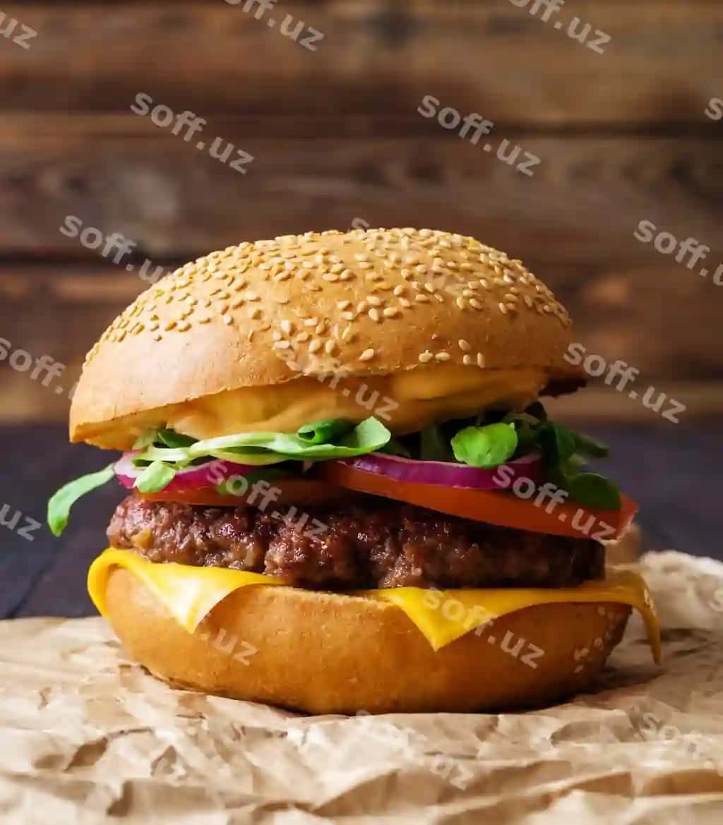 Yaqin surat uyda tayyorlangan burger yong'oq | Closeup home made burger wooden