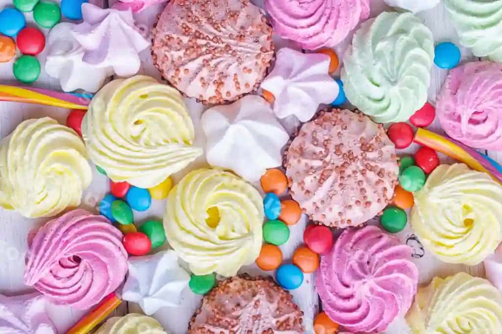 Aralash ko'plab rangli konfetlar oq yog'och orqa fonda | Mixed multicolored candies white wooden background 2