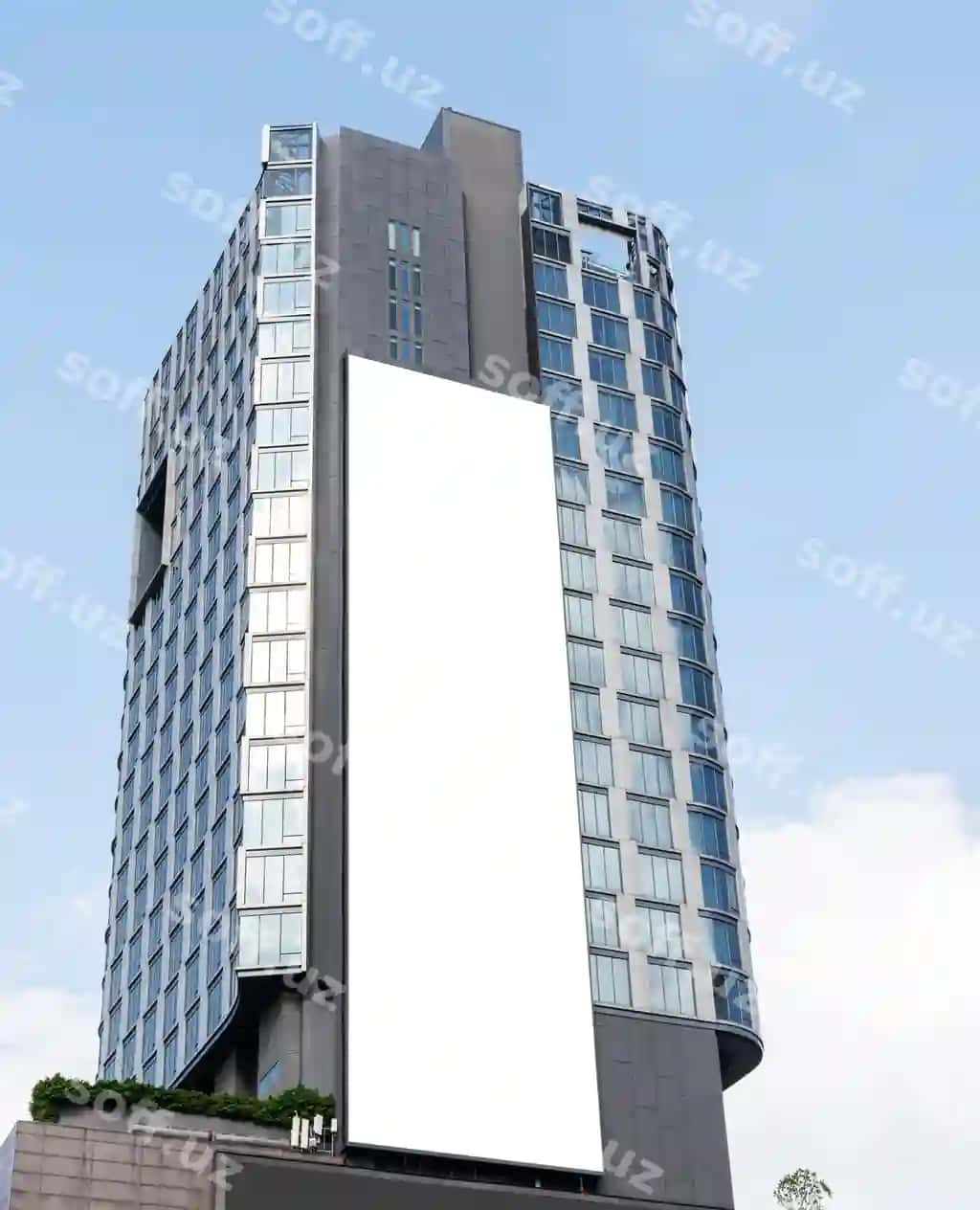 Oq katta vertikal billboard ko'rpa binosi ko'k osmon orqa fonda clipping path namunasi | White vertical large billboard tower building with blue sky background clipping path mockup