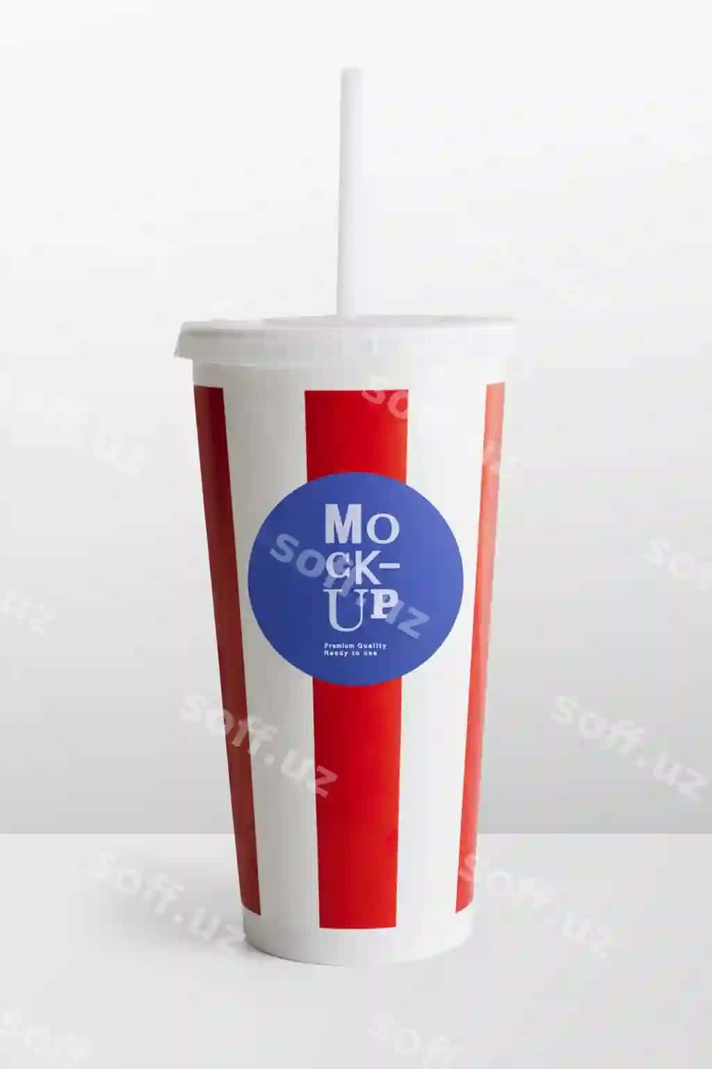 Qizil-oq strisalangan bir marta foydalanishlik ichimlik stakanchi dizayni fazoviy mockup | Red white striped disposable soft drink cup design space mockup