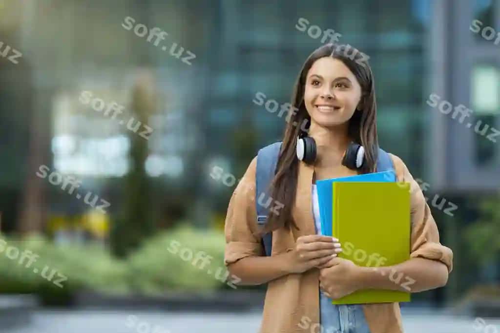 Baxtli go'zal ayol talaba universitet kampusida pozalayotgan rasm joyi | Happy pretty lady student posing university campus copy space