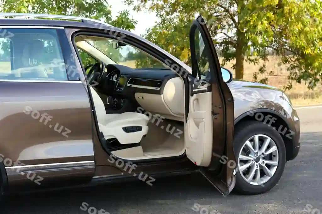 Tashqi tomondan ochiq eshikli zamonaviy avtomobil | Modern car with open door outdoors