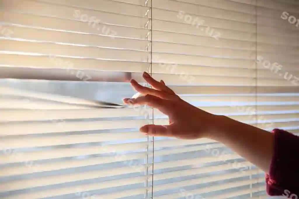 Ayol qo'l oyna jadvallaridan o'tib qoquishtirayotgan. | Womans hand taking peak through window blinds 2