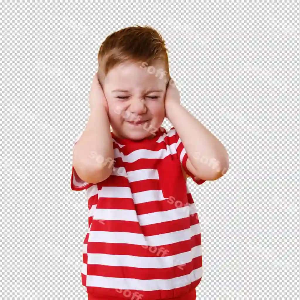 Portret achchiq, bextsiz, chimilgan kichik o'g'il quloqlarini qoplaydi. | Portrait angry unhappy irritated little boy covering ears