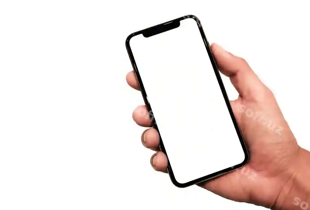Kesilgan qo'l bo'sh mobil telefonni tutgan inson oqq rangli fonda | Cropped hand person holding blank mobile phone against white background