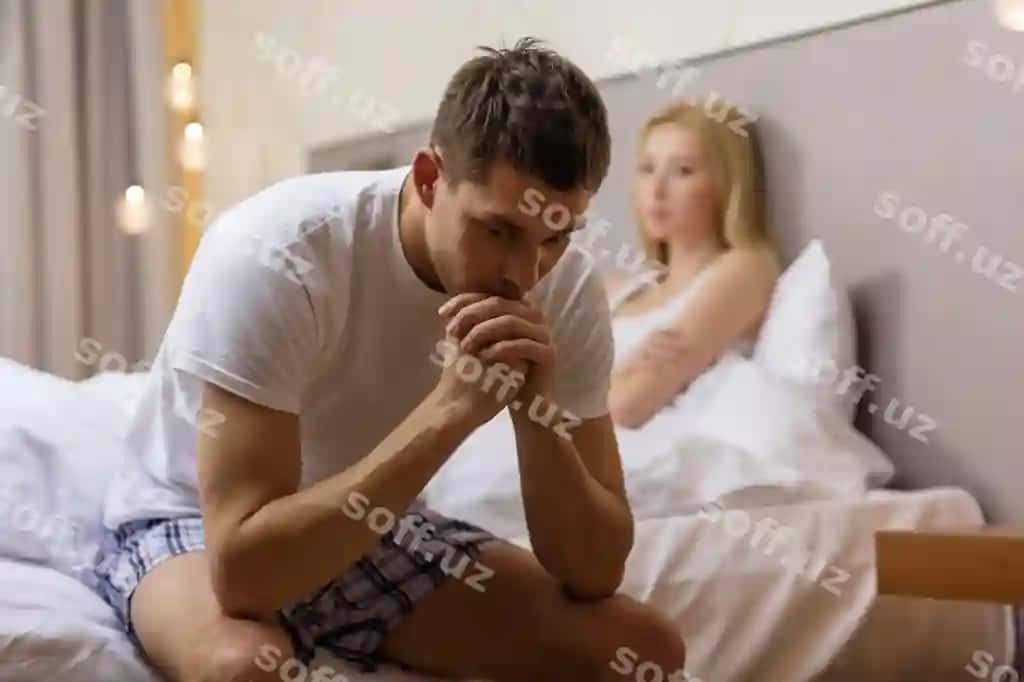 Mehmonxona sayohat munosabatlar jinsiy muammolar tushuncha hafa erkak o'tirgan karafon bilan ayol orqa | Hotel travel relationships sexual problems concept upset man sitting bed with woman back