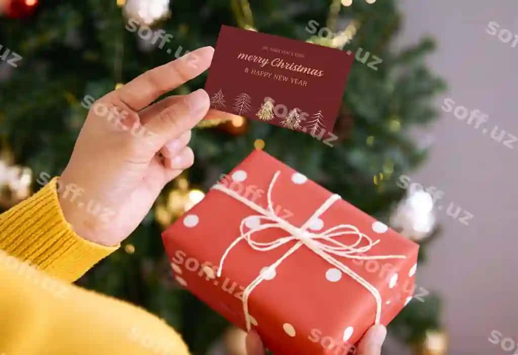 Qoliq tutgan Yangi yil tabrikchi kartasi namunasi Hadiya qutisi inv | Hand holding mockup christmas greeting card gift box inv