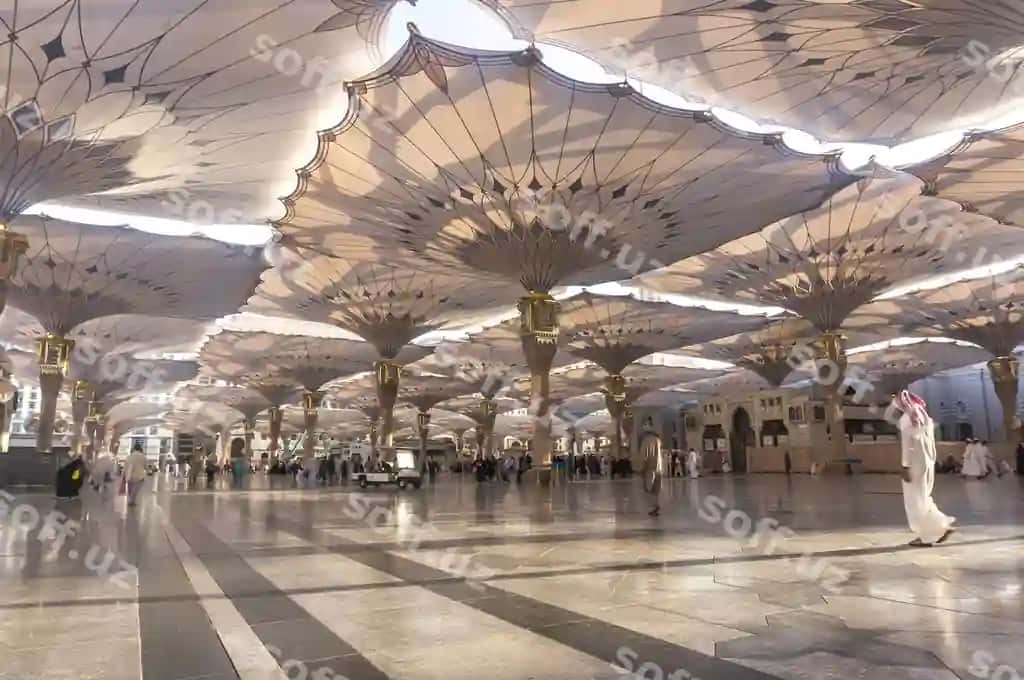 Odamlar Al-Masjid an-Nabawi da gurlangan poddagi soyabonlar ostida yurayotgan. | People walking tiled floor sunshades al masjid nabawi