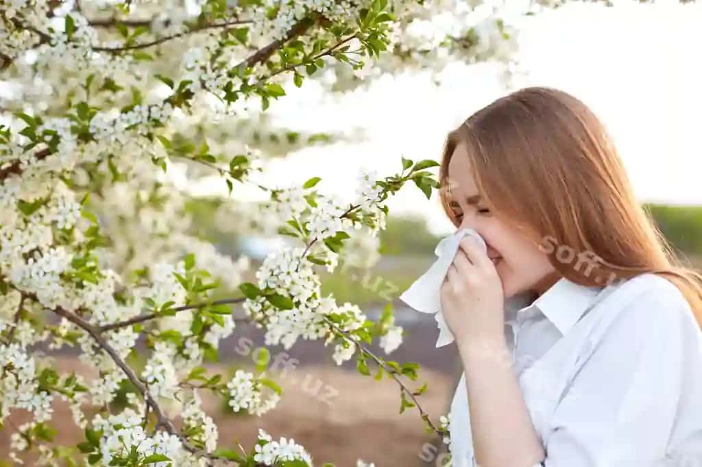 Pollen allergiyasi belirtisi chetkan tashqarida surat yosh yevropalik ayol o'zgaradi qog'ozchi shamol esadi tozalash | Pollen allergy symptom sideways outdoor shot young european female sneezes handkerchief blows wipe