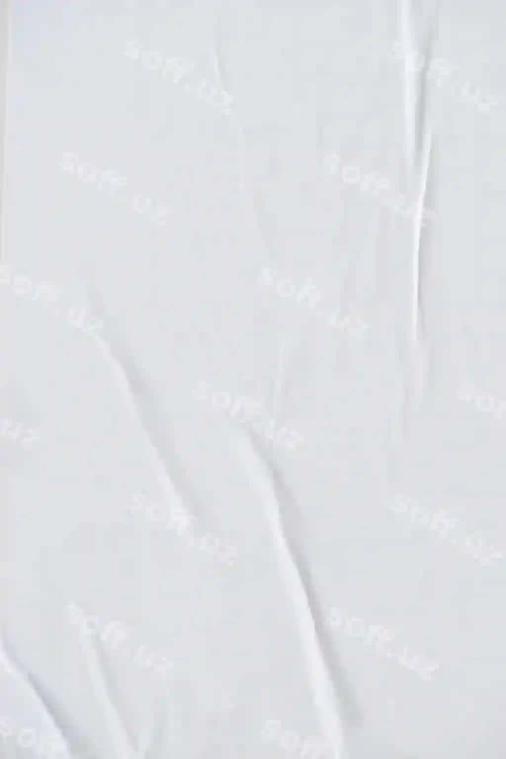 Oq gurglatilgan varaq teksturasi orqa fonda | White crinkled paper texture background