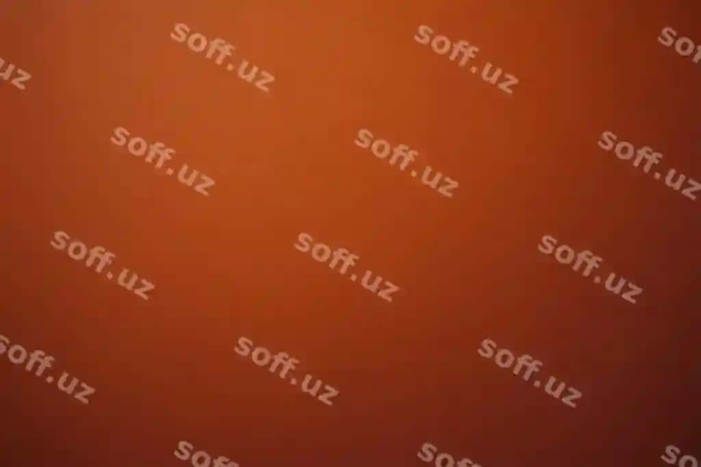 Erda erkak qizil devorning oldida turibdi. | There is man that is standing front red wall 2