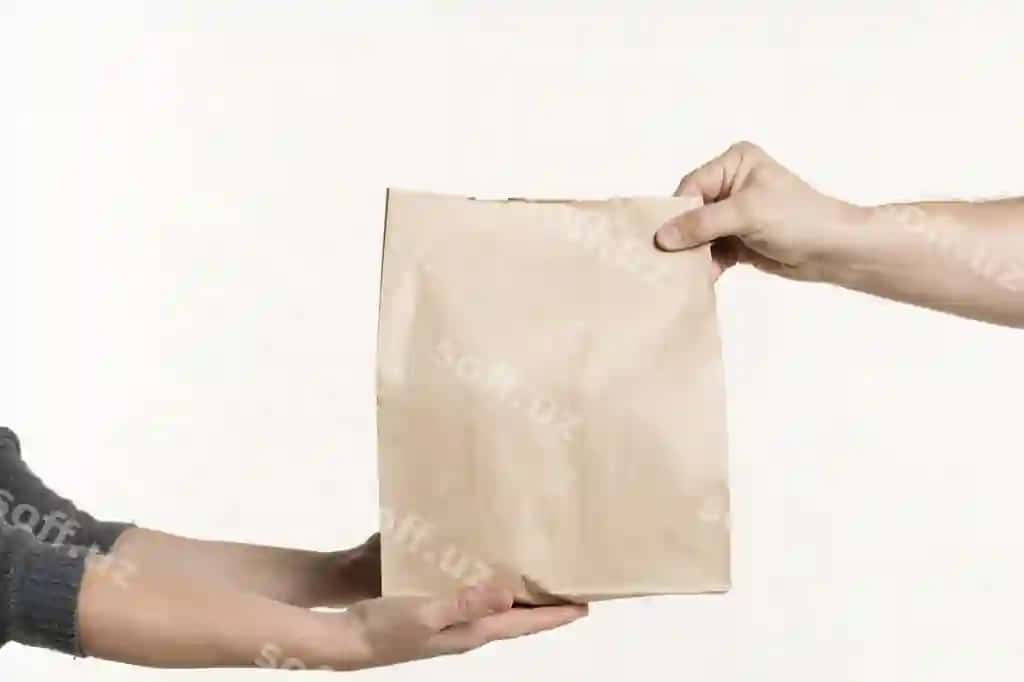 Kesilgan qo'llar quticha tutgan oq fonda | Cropped hands holding box against white background 2
