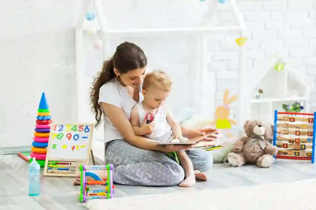 Ona o'g'li bilan birgalikda uydan ichiga o'yin. | Mother her son play together indoor