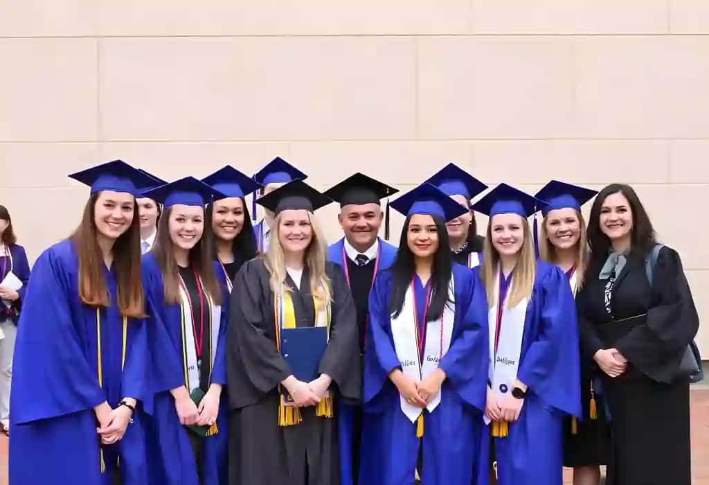 Bitiruvchilar ishtirok etgan guruh fotosurati | Graduates participating group photo