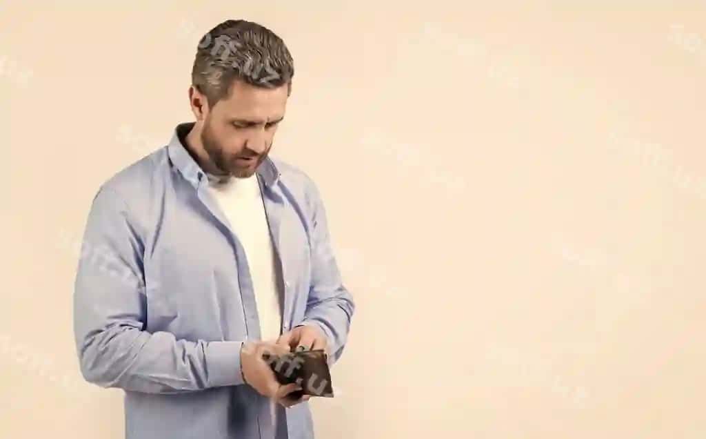 Foto erkak maoshi berish e'lon erkak maoshi berish izolyatsiya langan studiya foni | Photo man pay salary advertisement man pay salary isolated studio background