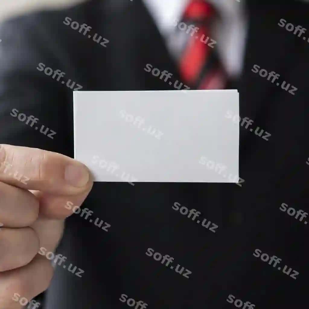 Yaqin biznesmen tutgan biznes kartochka namunasi | Close up businessman holding business card mock up