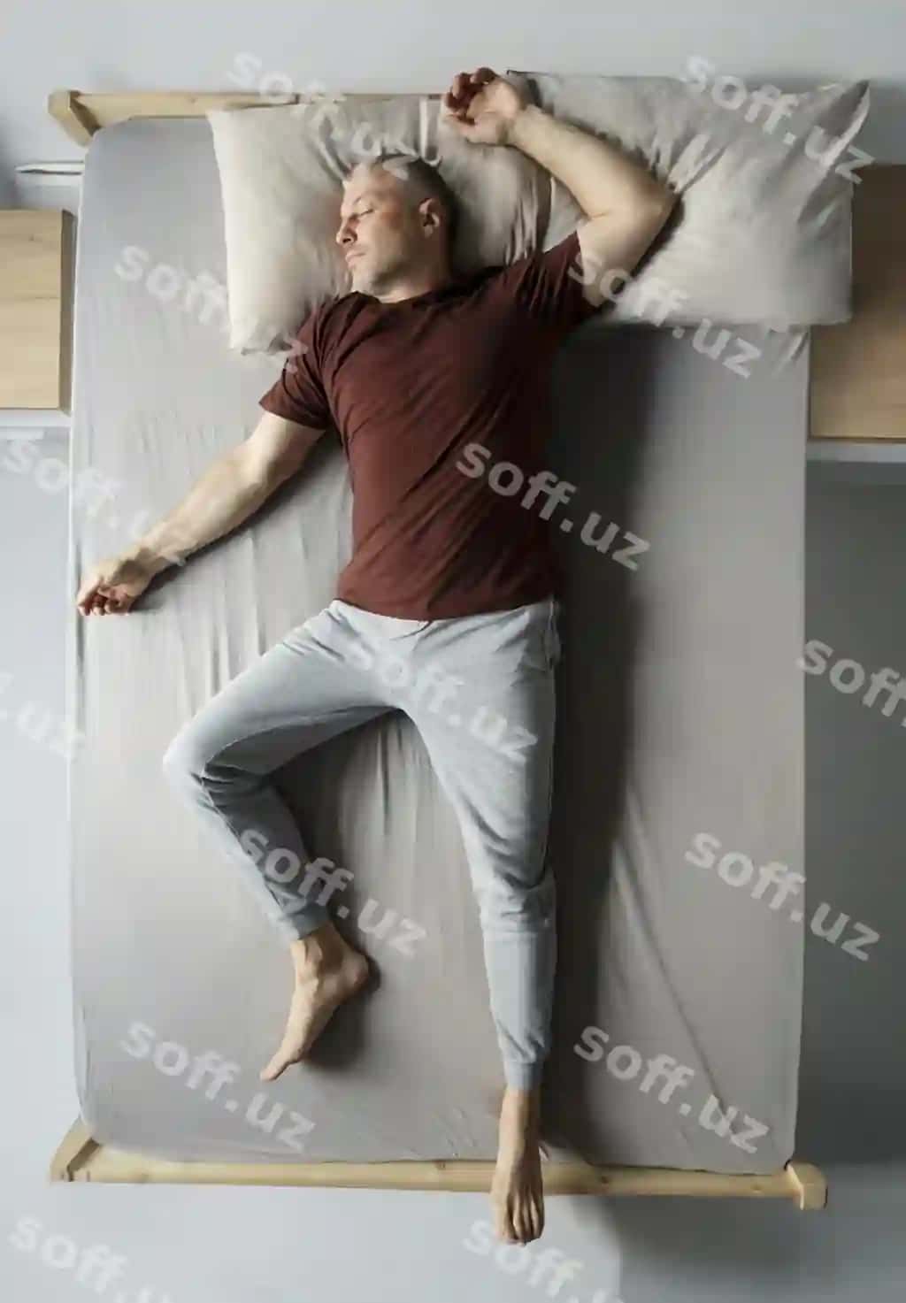Sovg'a o'rtacha yoshdagi erkak uyquvotgan, yotgan, gulovchi va rahat holda karfa va uyda dam olayotgan, karfaning yuqori qismida. | Calm middle aged man sleeping lying funny relaxed pose bed resting napping home top