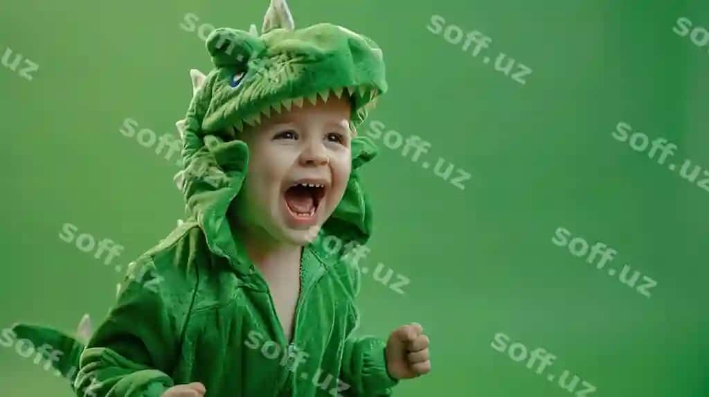 Gulbarg'li bola dinosavrga kostyum kiyib qorqotuvchi harakat qilmoqda | Smiling boy dinosaur costume making roaring gesture