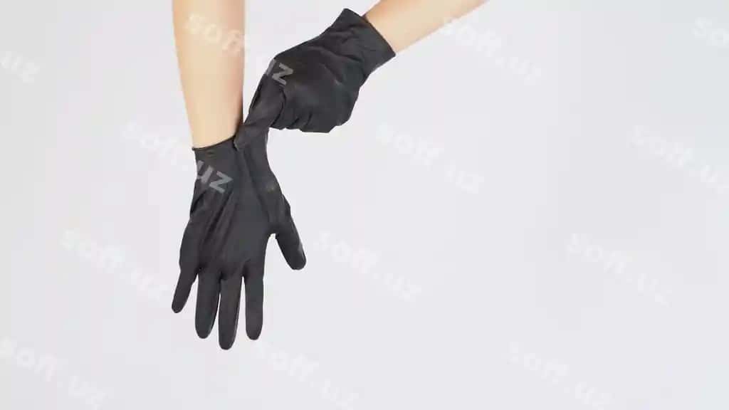 Qo'l qora lateks qirsiquni oq orqa fonda tirishmoqda. | Hand is pulling black latex gloves white background