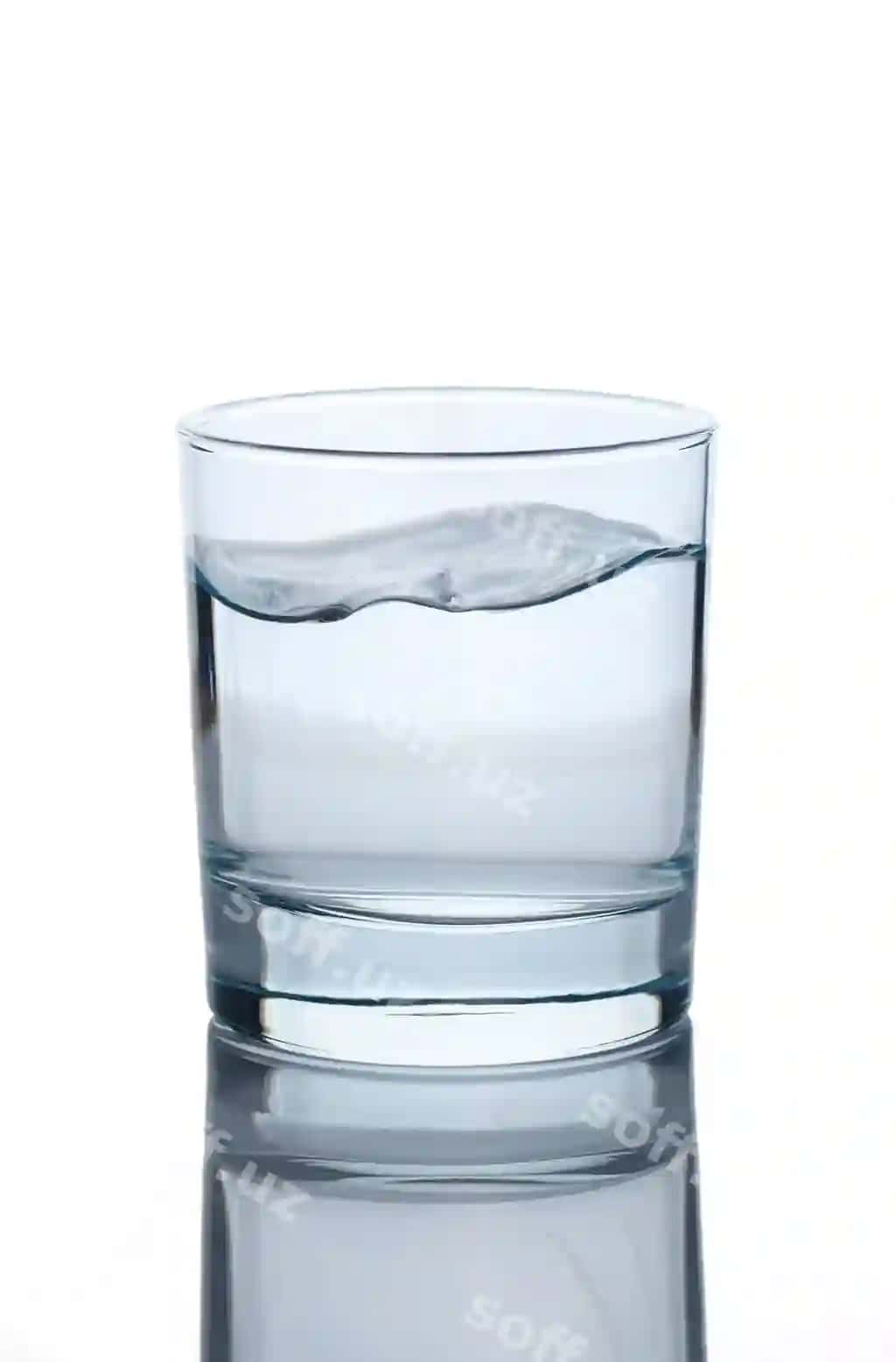 Toza ichim suvi shisha piyola Oq fonda ajraltirilgan yuqori sifatli foto | Pure drinking water glass cup isolated white background high quality photo 2