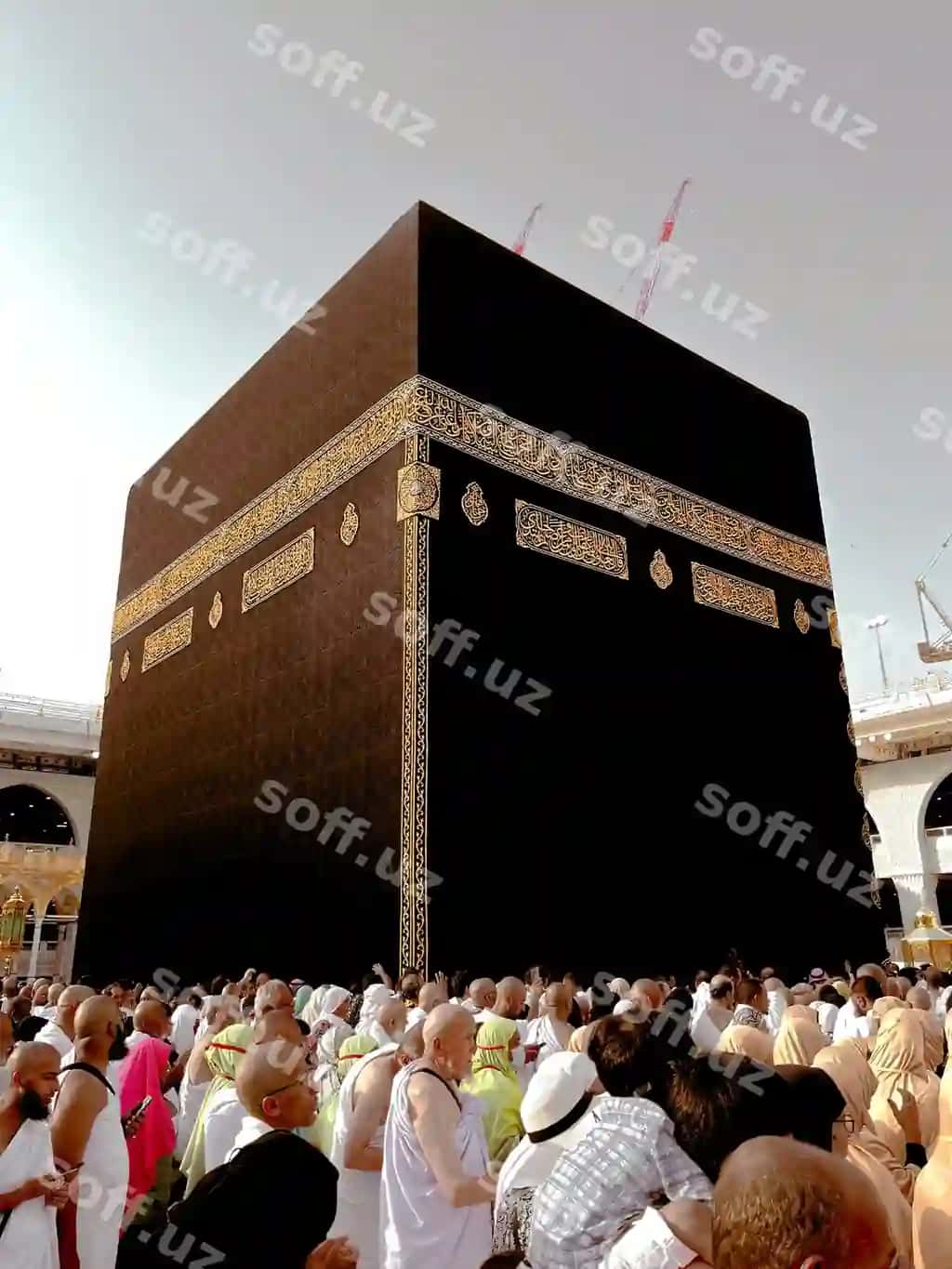 Jarayosh odamlar katta qora binо atrofida to'plangan. | Crowd people are gathered around large black building 2