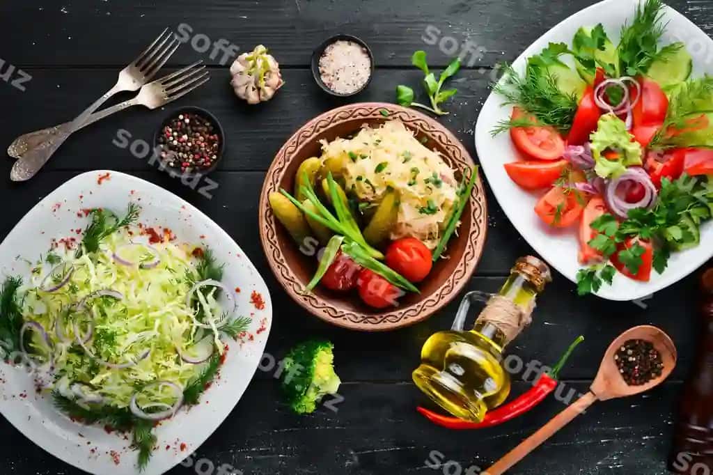 Salatlar to'plami, paxlətlar, liko, eski fon, bepul nusxalash maydoni | Set salads pickled vegetables plate old background free copying space