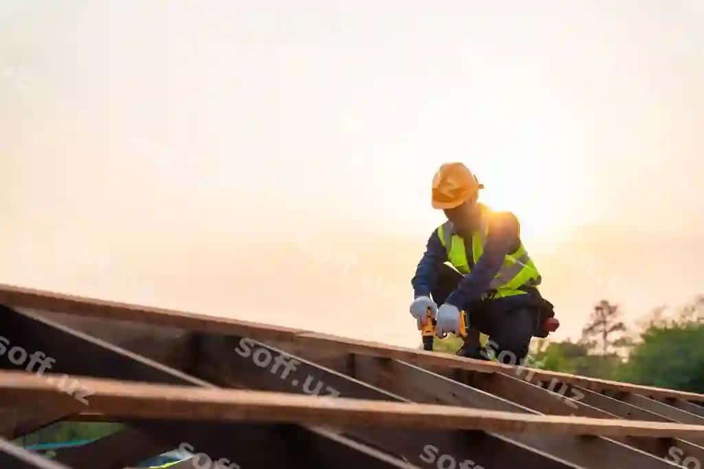 Oroliy quruvchi eskiya konstruksiyasini qurilish joyida ishlayotgan, pneumatik tish qozon ishlatgan quruvchi yog'ochli eskiya konstruksiyasini o'rnatgan. | Asian roofer working roof structure building construction site roofer using air pneumatic nail gun installing wooden roof structure