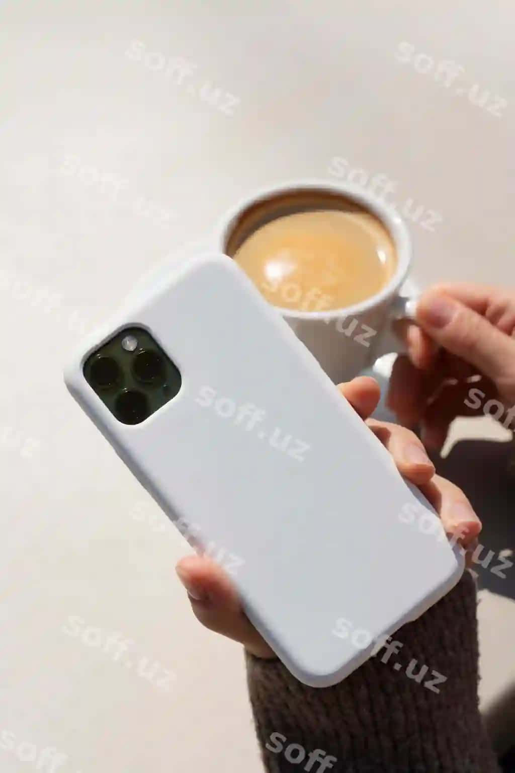 Shaxs tashqarida akilliq telefon modelini tutgan | Person holding smartphone mock up outdoors 2