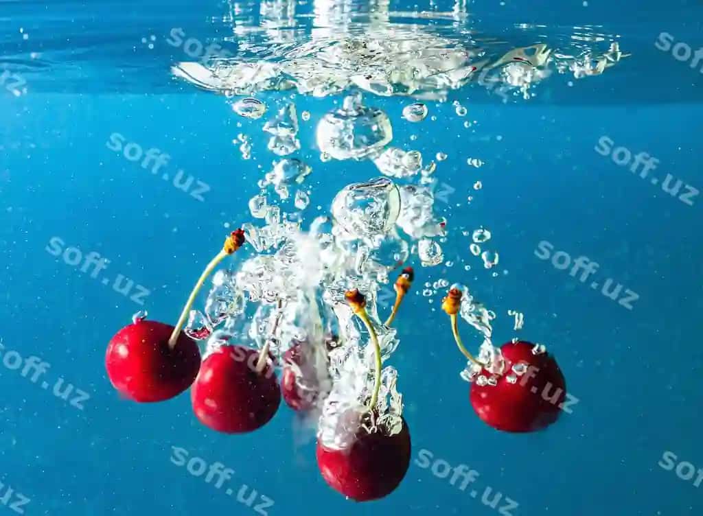 O'rgimchilgan gil'monlar suvga tushadi sochilishni keltiradi havo gupraksi | Ripe cherries fall into water raising splashes air bubbles 2