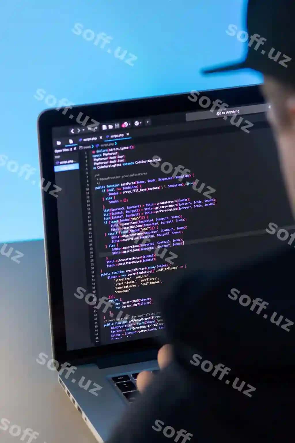 Dasturchi ishlayotgan noutbuk kompyuti ofis studiyosi | Programmer working laptop computer office studio 2