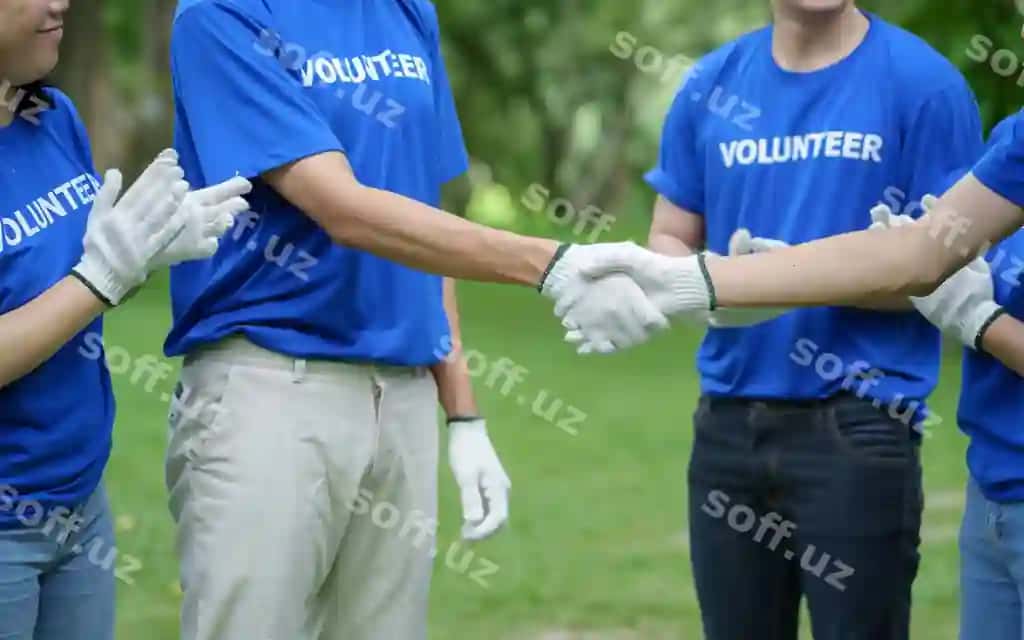 Oroldiy aziatislar volontyerlari tashqi faoliyatdan keyin lawnni chiqindilarni yigishadi. | Group asian volunteers pick up trash lawn after outdoor activity