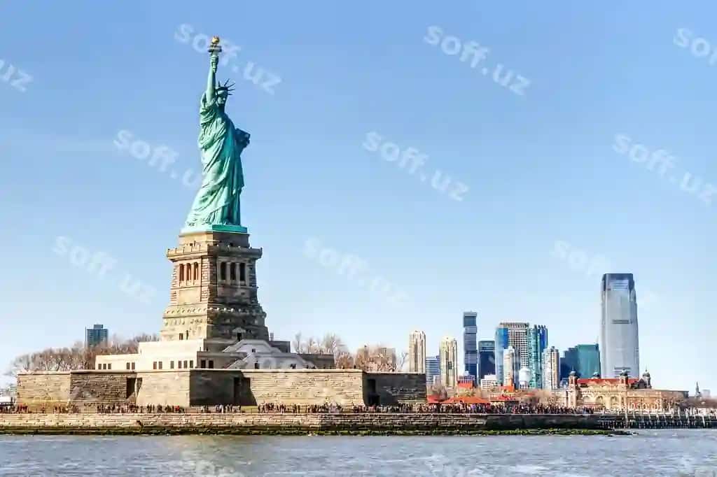 Erkinlik statuyasi shahar orqa fonida | Statue liberty with city background