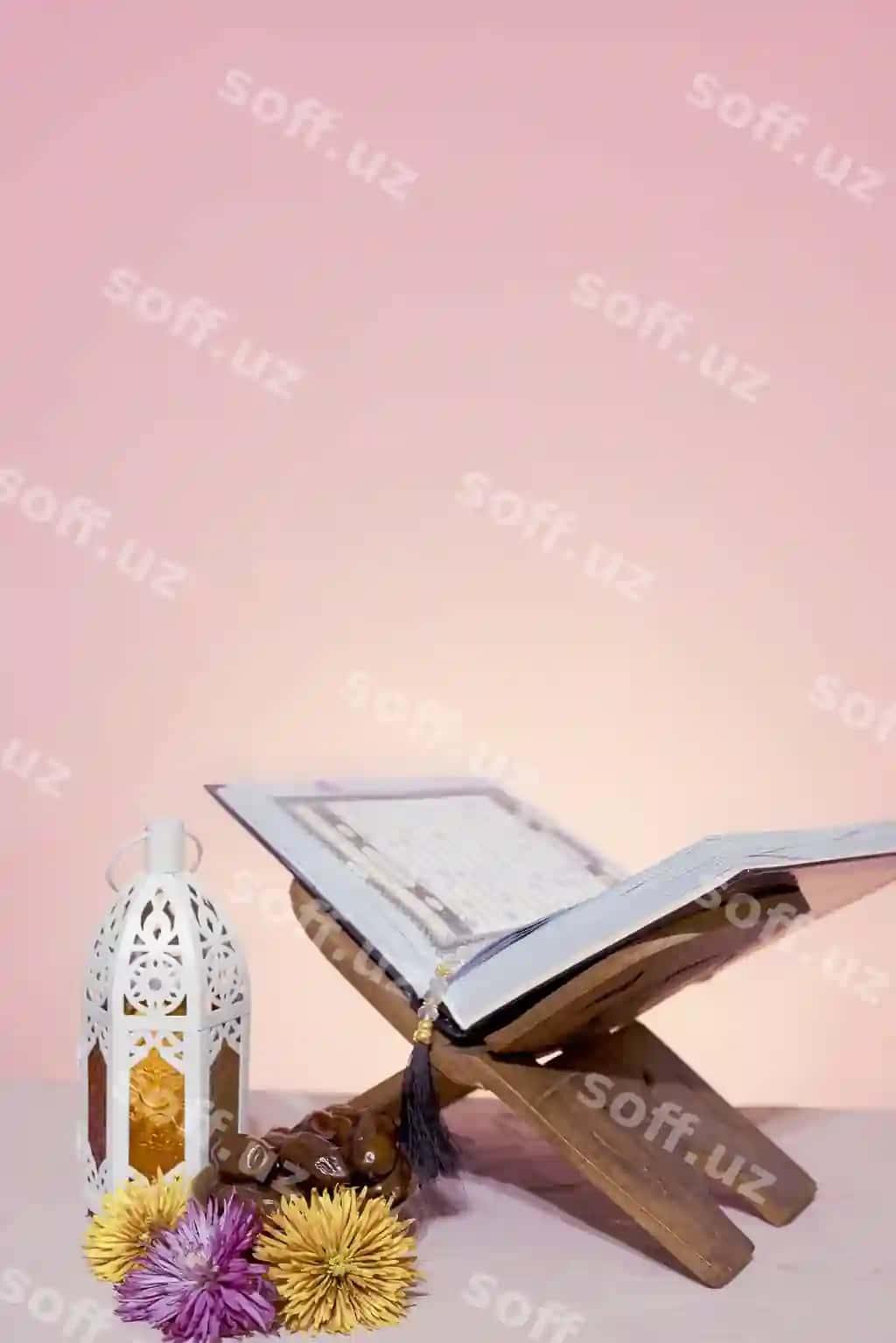Ramazon fonida rehalda ochiq qur'on va yong'iq mat | Ramadan background rehal with open quran quran open wooden placemat 2
