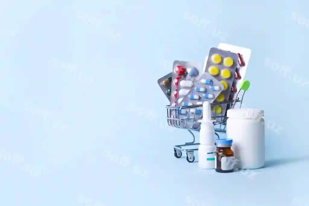 Yorqin ko'k fonda, dori bilan onlayn xarid savati farmatsiya matn joyi | Light blue background shopping trolley with medicines online shopping pharmacology copy space