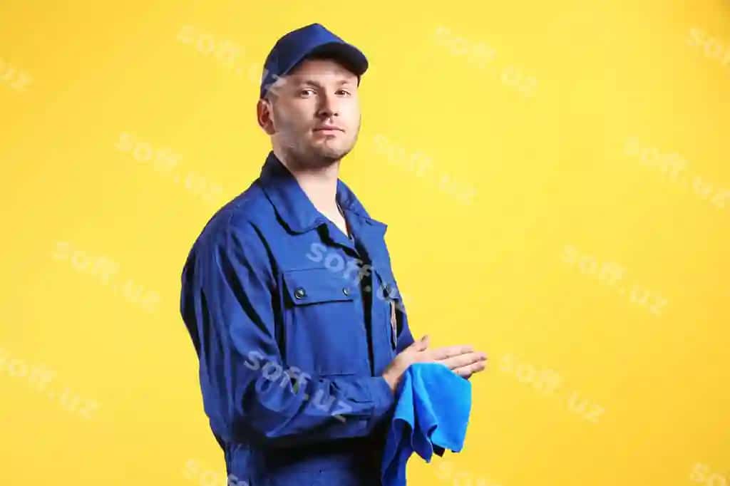Yosh mexanik formasi ipini bilan tikilib turgan sariq fonda | Young mechanic uniform with rag standing yellow background