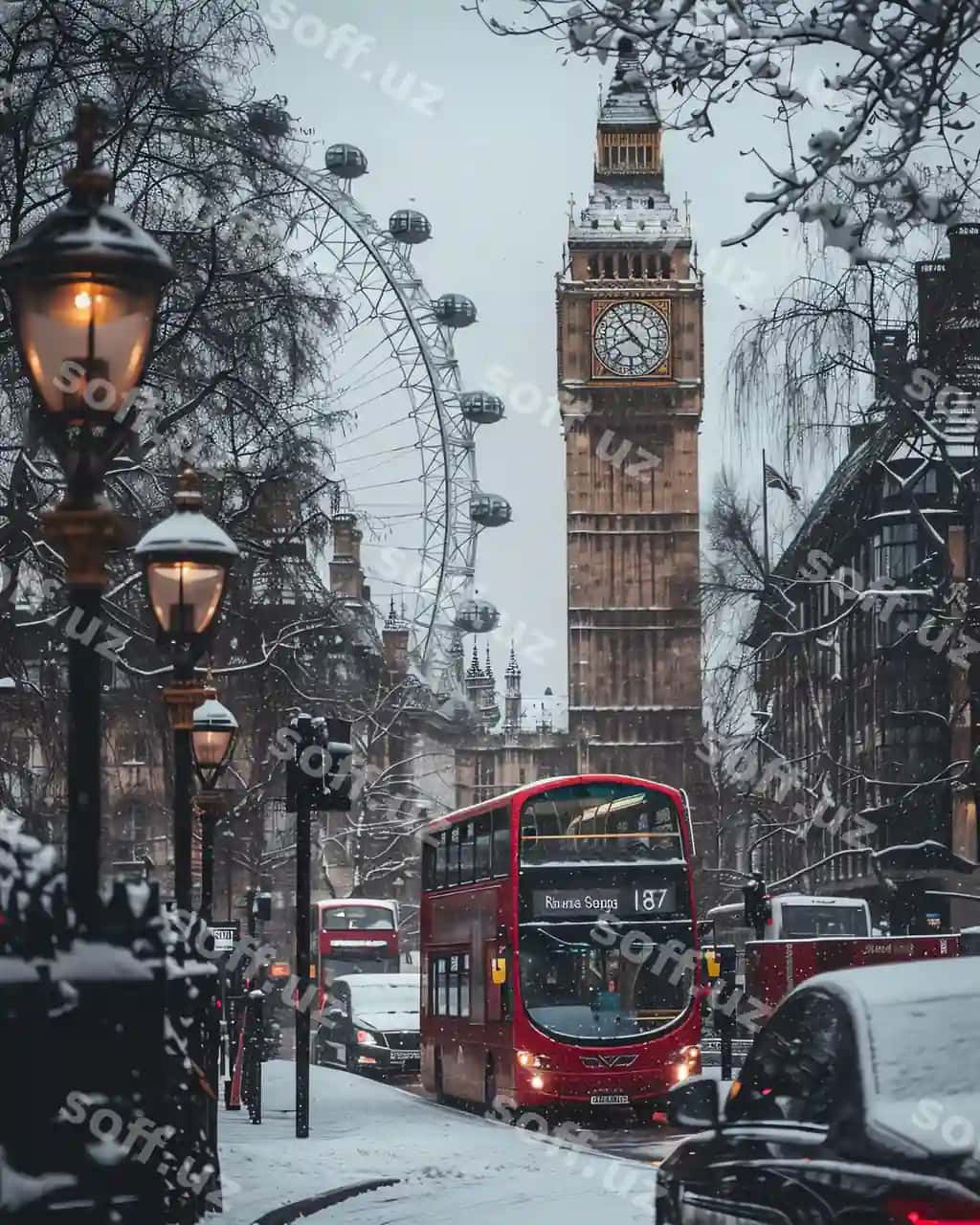 Qizil ikki qatlamli avtobus qarli ko'chada haydashmoqda. | Red double decker bus is driving down snowy street
