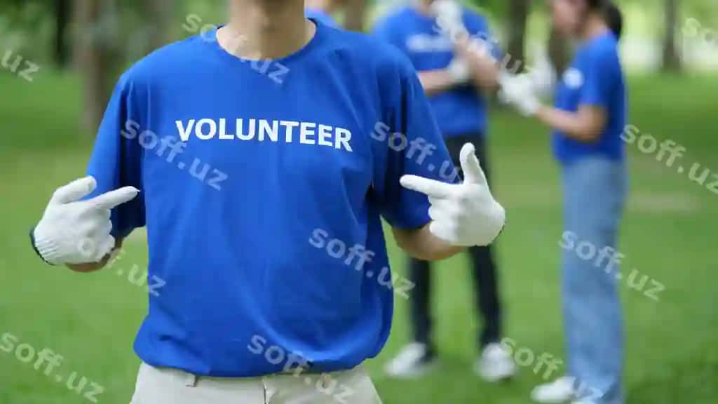 Guruh o'siyo ko'rsatkichlari tashqi faoliyatdan keyin meyonga chiqindilarni to'plashlar. | Group asian volunteers pick up trash lawn after outdoor activity
