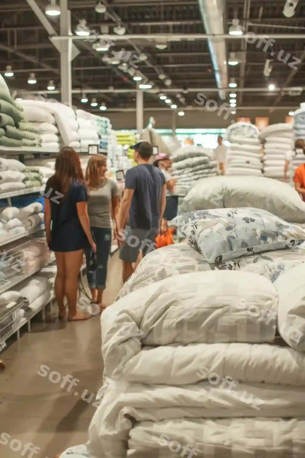 Oilalarning uy-joy mahsulotlarini kattarayotgan uy-joy do'konlari | Families shopping bedding dorm room essentials large home goods store