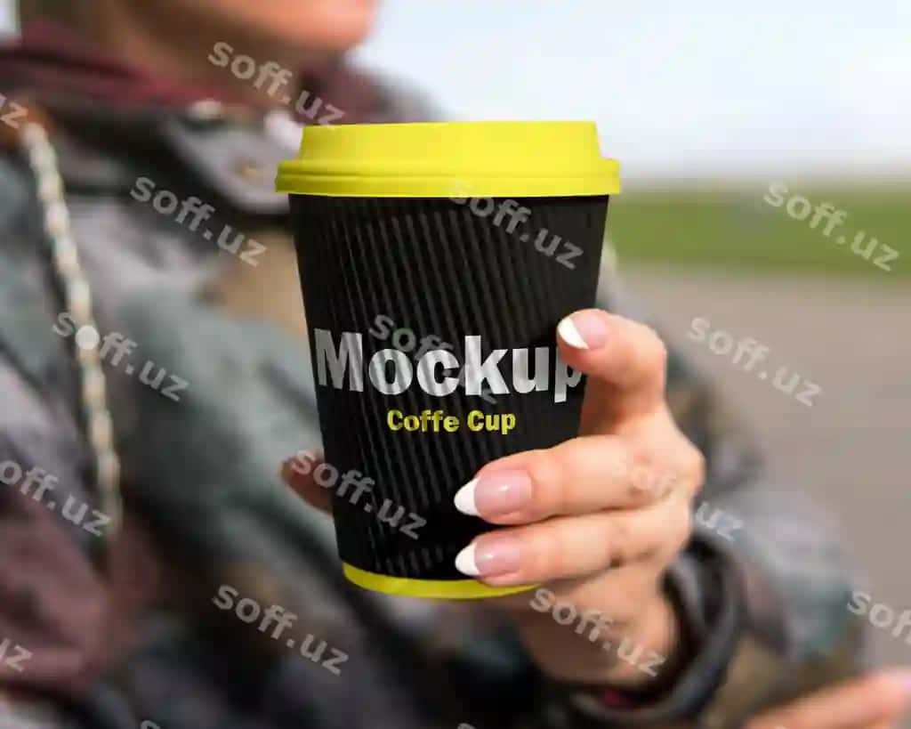 Sariq qopqoqli qahva chashkasini ushlab turgan bepul psd maketi ayol | Free psd mockup woman holding coffee cup with yellow lid