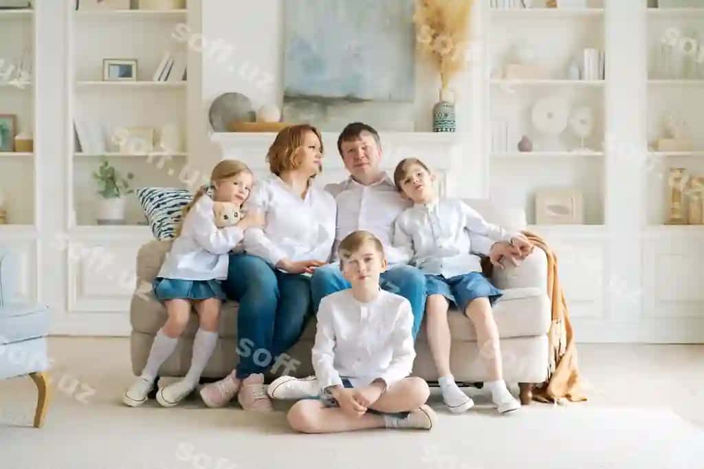 Portret katta oila uydan birgalikda vaqt o'tkazishda ular mehmonxonada baxtli bo'lib o'tirayotgan | Portrait large family spending time together home they are happily sitting living room