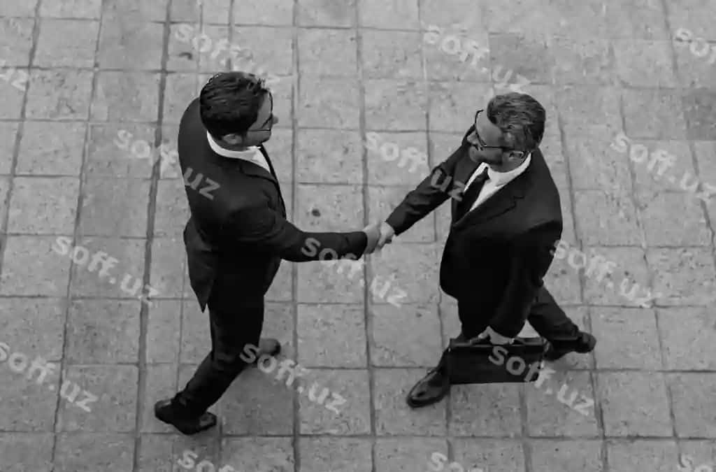 Bizznesmen partner bilan qo'l bergish, bizznes kostyum, tashqi joyda qo'l bergish, bizznes g'oyasi, mijoz bilan bog'lanishlar, hamkorlik, jamoatchilik, hamkorlik | Businessman handshake with partner business men suit shaking hands outdoors business idea business man relationships with client collaboration teamwork partnership