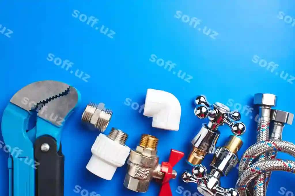 Suv o'tkazish asob va jihozlari ko'k fon nusha joyi bilan | Plumbing tools equipment blue background with copy space