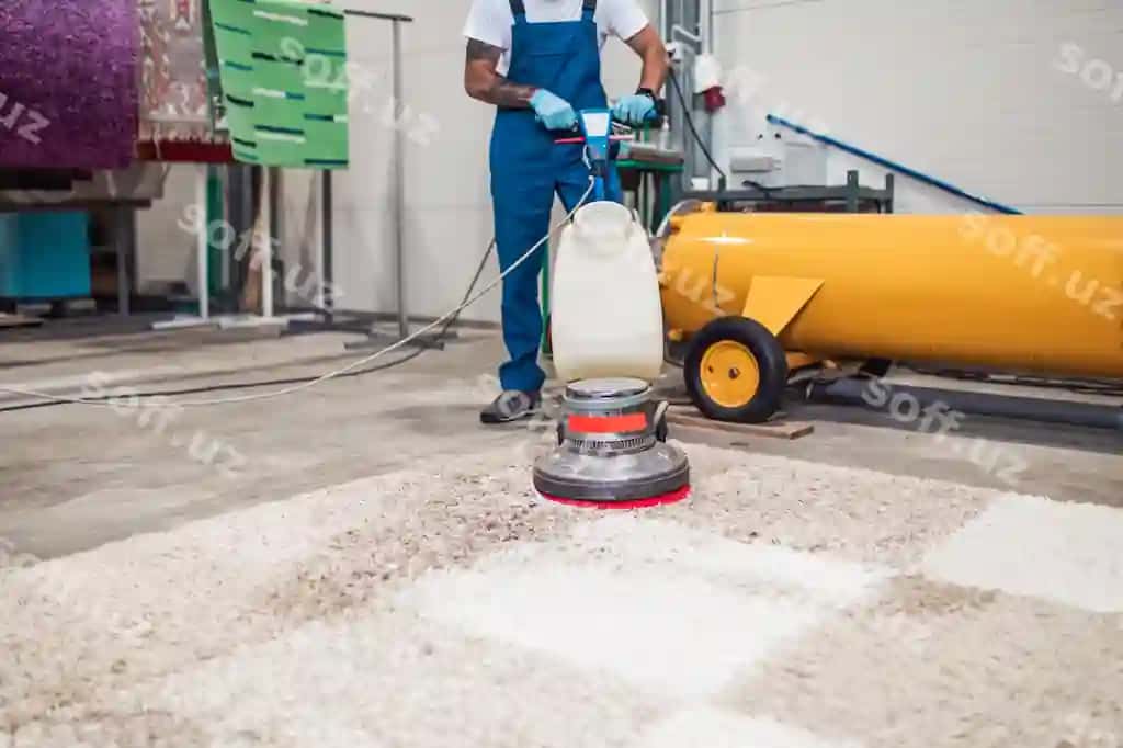 Professional ishchi gilam yuvish xizmati bilan shug'ullanadi | Professional worker doing his job carpet washing service
