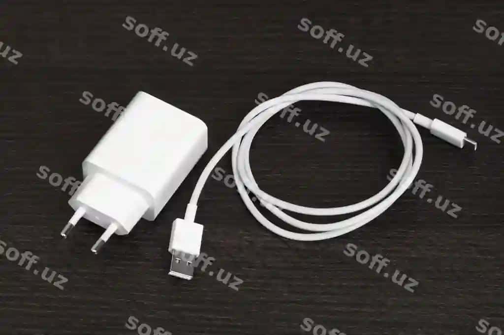 Oq adapter zaryadlovchi USB kabel bilan yog'ochli orqa fonda | White adapter charger with usb cable wooden background