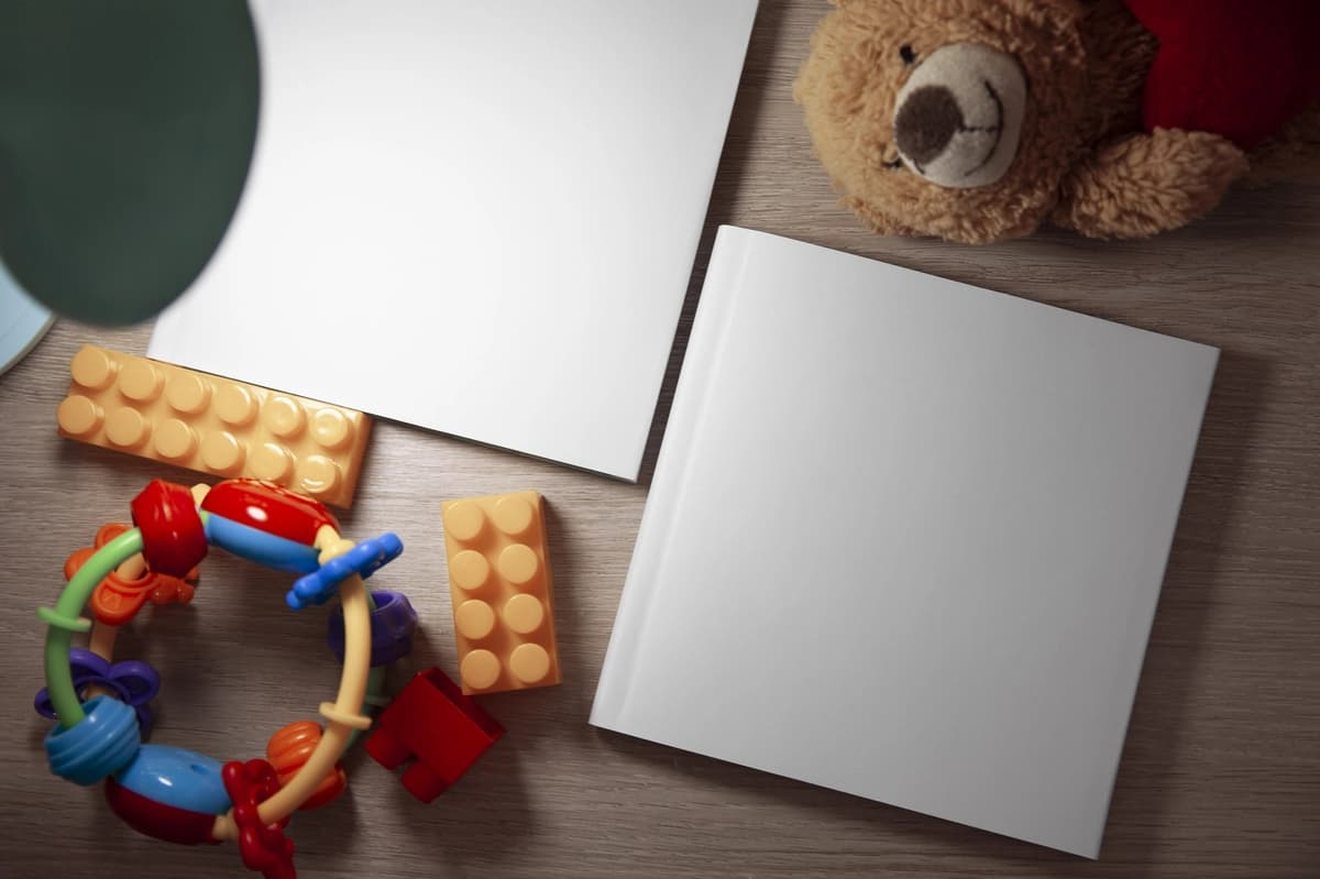Kvadrat bolalar kitobi maketi | Square children book mockup