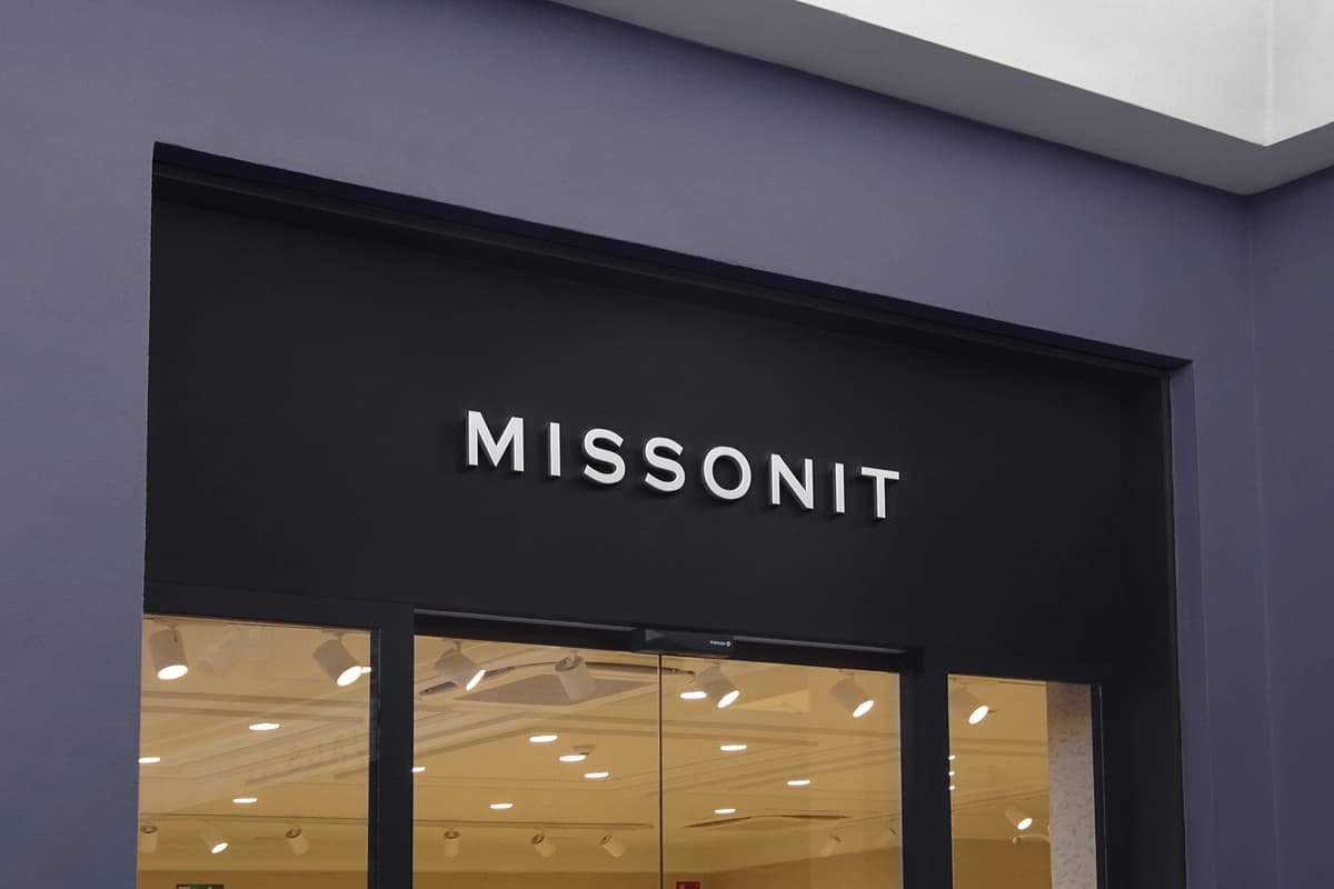 3D logotipi maketi zamonaviy fasad belgisi | 3d logo mockup modern facade sign