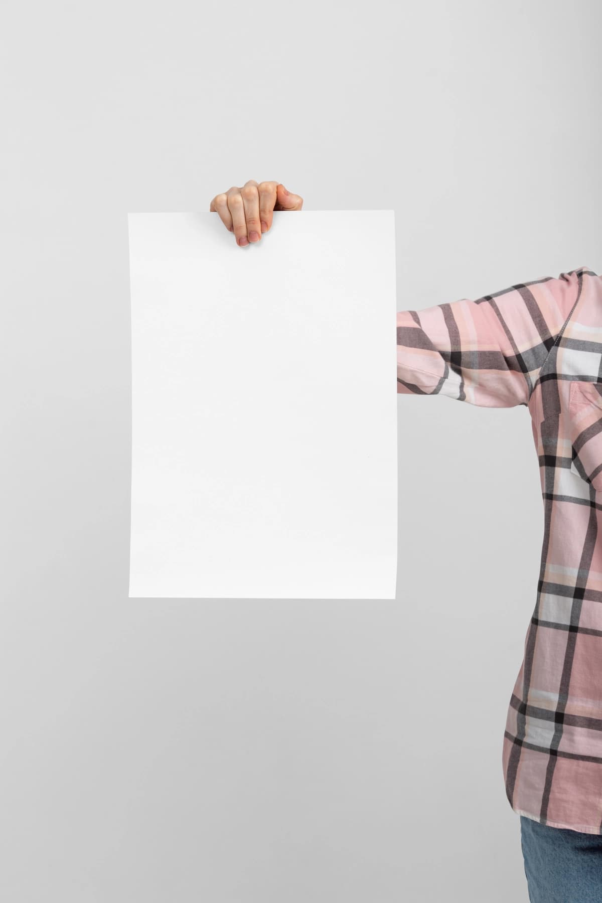 Qayta ishlangan qog'ozdan chizilgan rasm tushirilgan belgini ushlab turgan odam | Person holding signboard with drawing from recycled paper