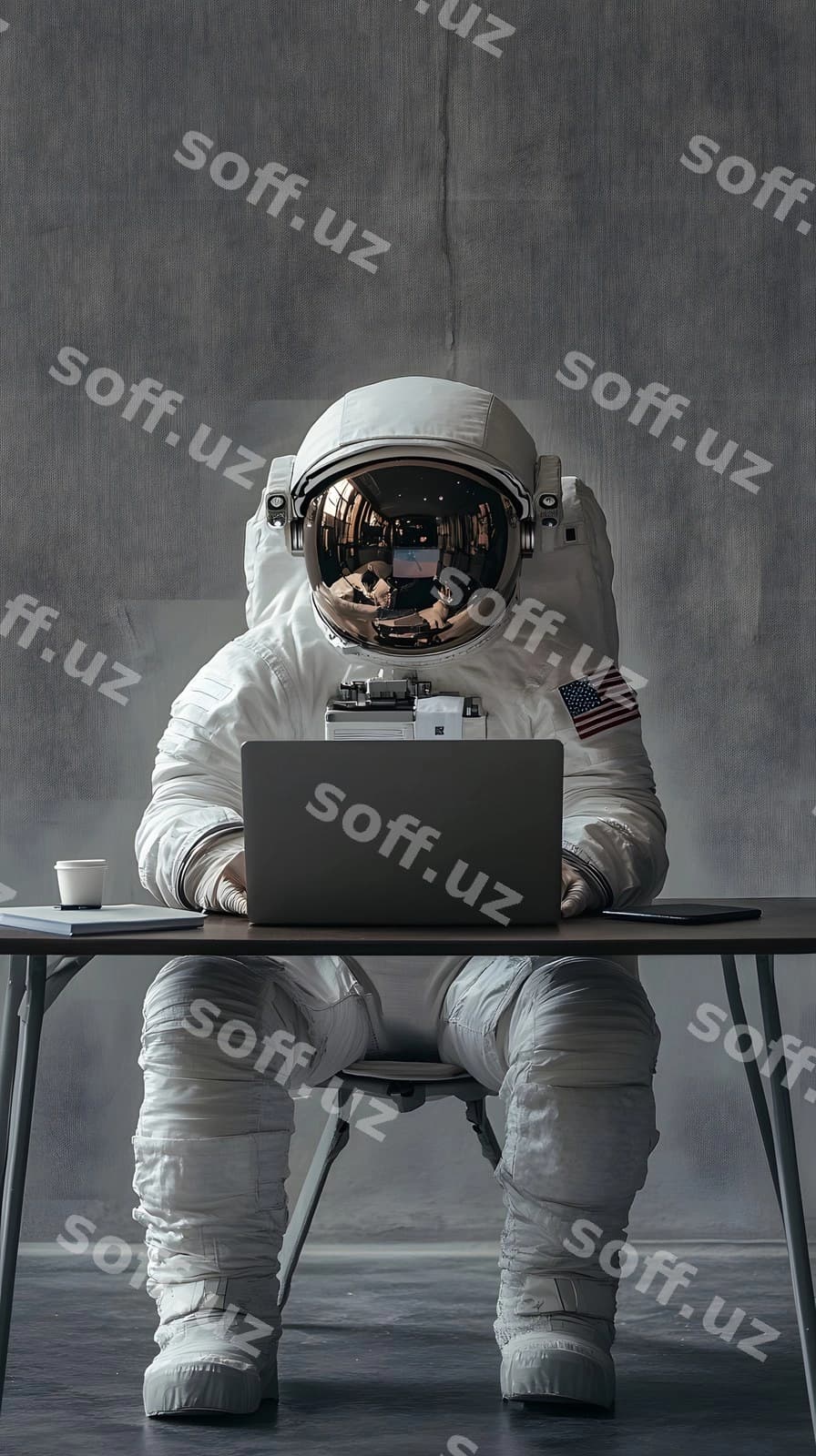 Ishlayotgan astronaut laptop stol | Astronaut working laptop desk