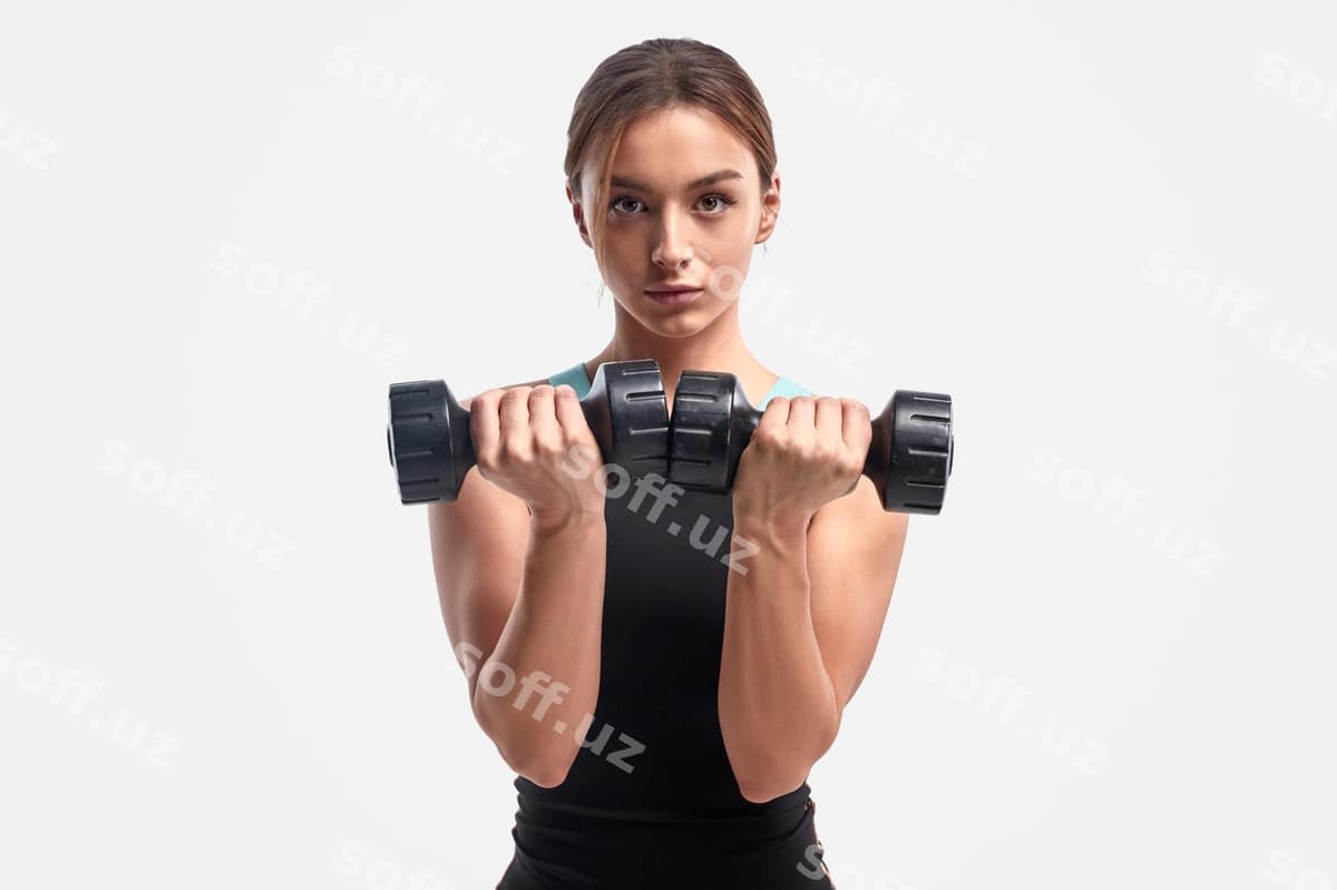 Atletik ayol jism mashinalari bilan mashq qilmoqda | Athletic female exercising with dumbbells
